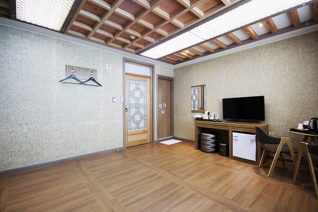 Jeonju Hanok Hotel Kung Екстер'єр фото